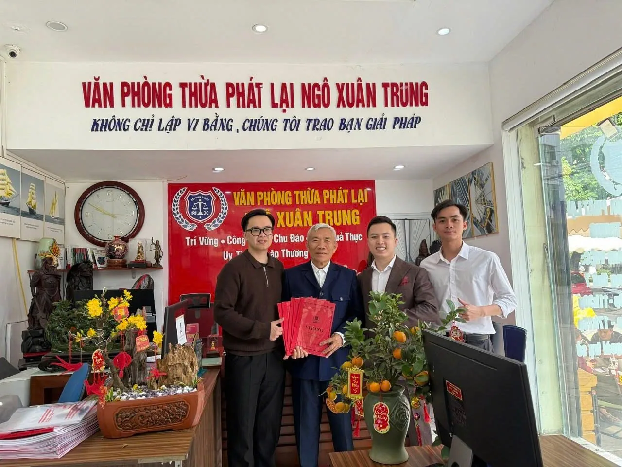 Tập thể đội ngũ văn phòng