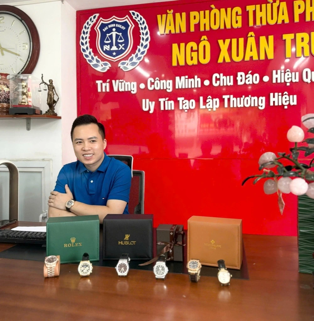 Ngô Xuân Trung làm việc tại văn phòng